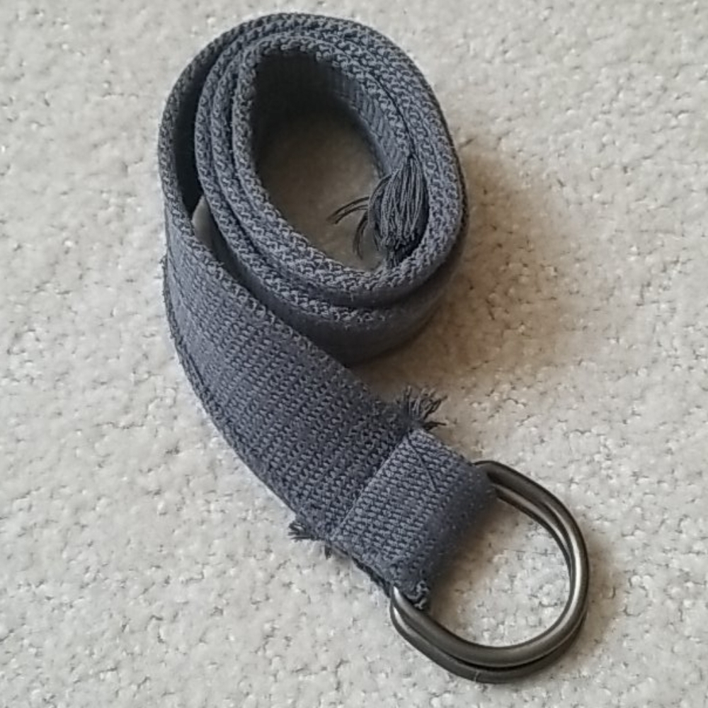 Mens woven belt. Size 28. Gray.